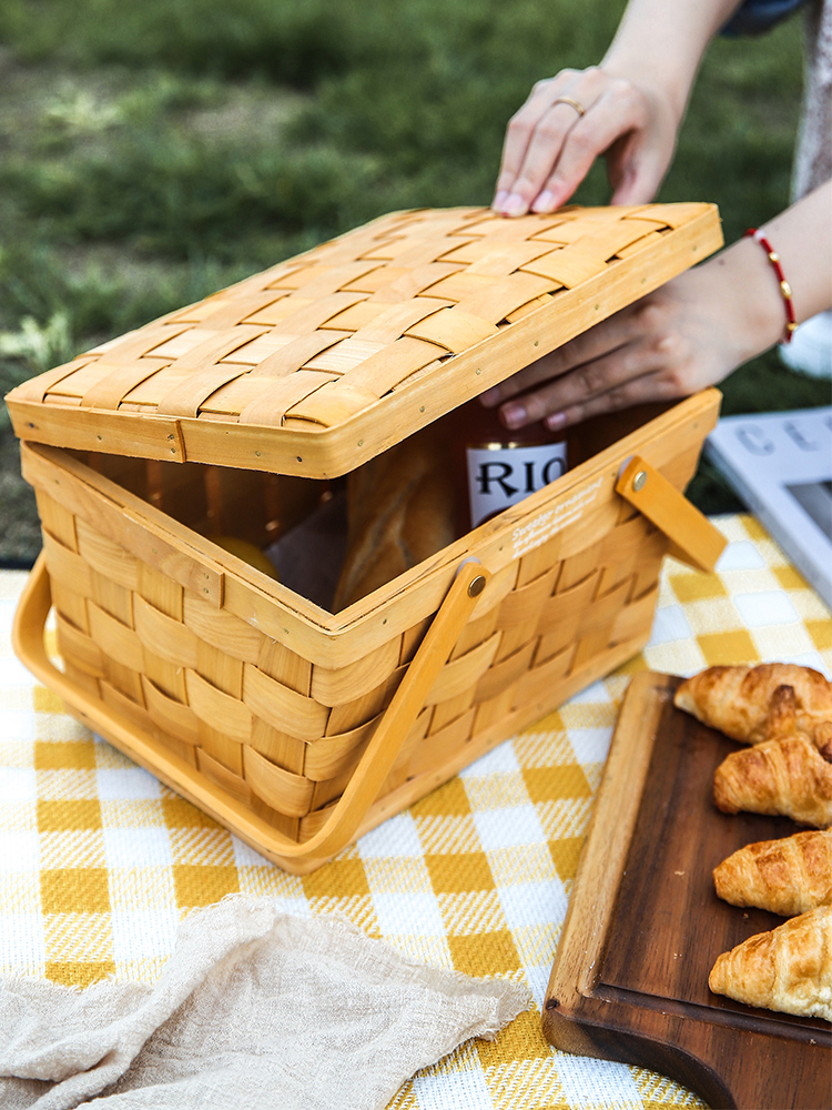 panier pique nique en bois avec couverture